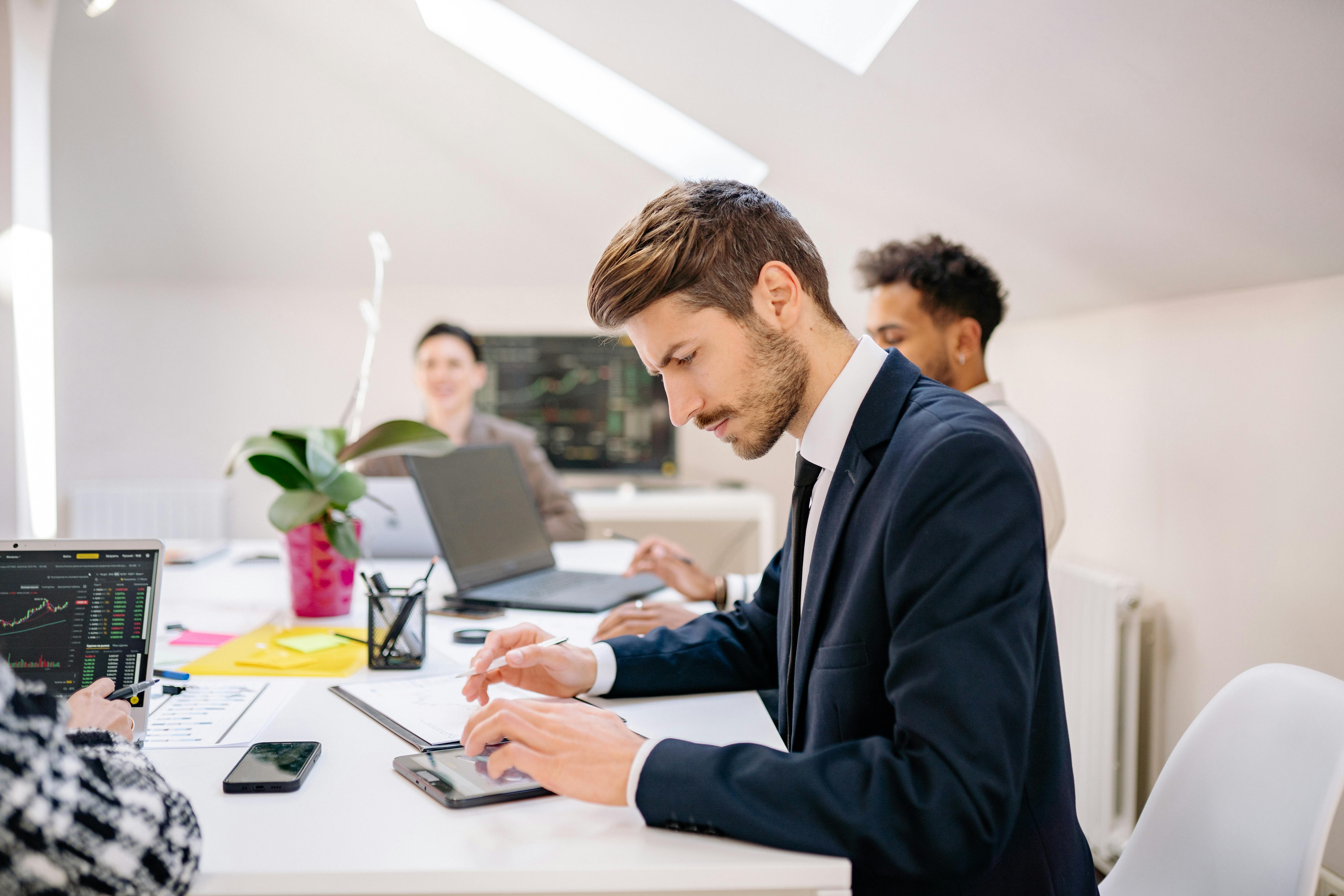 Travail en équipe avec tablette
